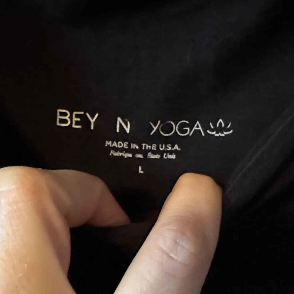 Beyond Yoga Black High-Waisted Cropped Leggings - Picture 2 of 5